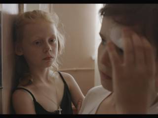 dívka hledící na druhou