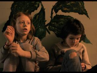 dvě dívky sedící na zemi