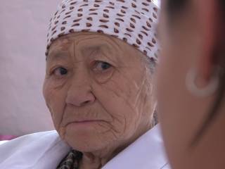 stará žena se dívá na druhou ženu