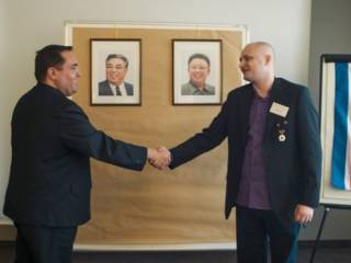 dva muži si podávají ruku