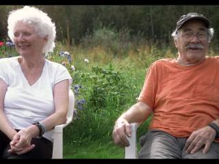 muž a žena sedí na židlích na zahradě