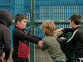 dva chlapci se perou, ostatní je rozdělují