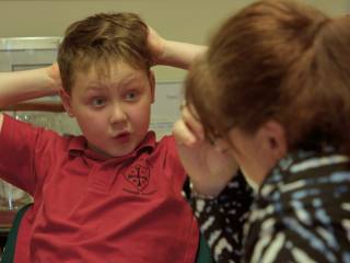 mladý chlapec mluví se ženou