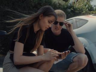 muž a žena se dívají na telefon