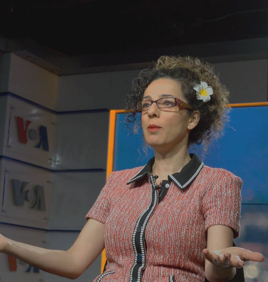 žena promlouvá na pódiu